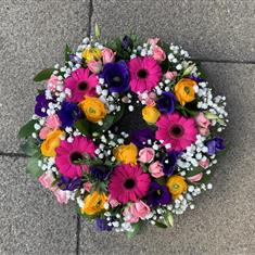 Colourful wreath ring tribute