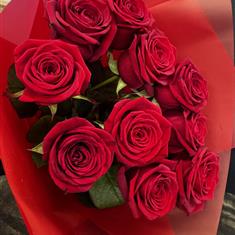 Simply Sweet Red Naomi Roses In Water 